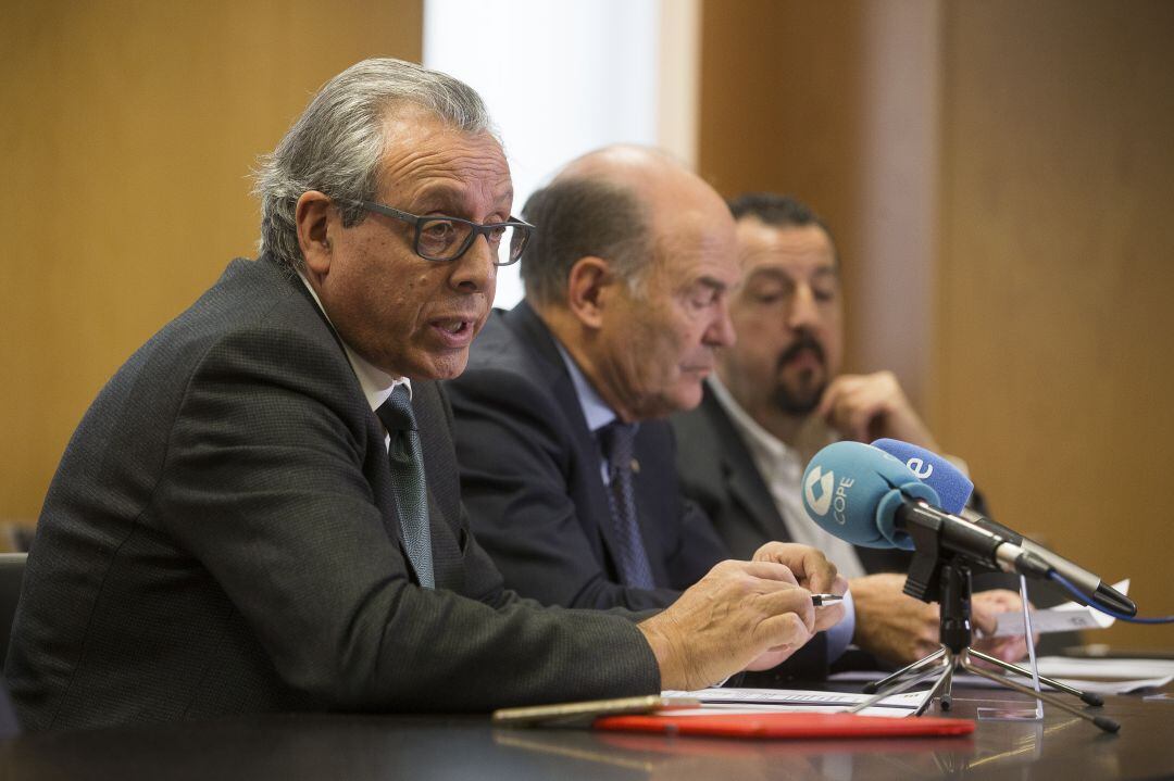 En la imagen (I a D), el secretario general de CESM en CyL, Tomás Toranzo Cepeda; el presidente de CESM en CyL, José Luis Diaz Villarig y el vicesecretario general de CESM en CyL, José Maria Soto Esteban  