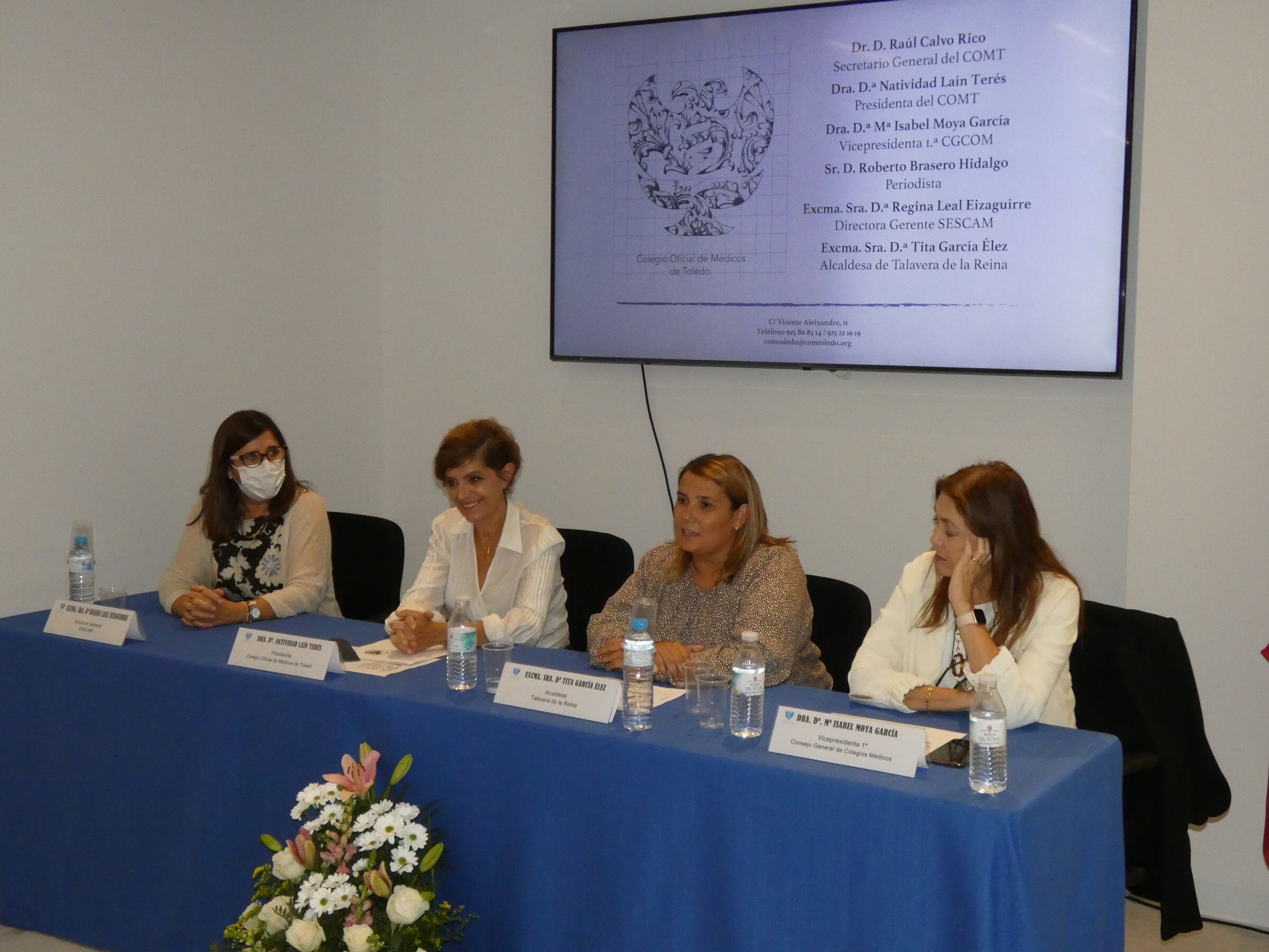 La alcaldesa junto a representantes del Colegio de Médicos inaugurando la nueva sede en la ciudad