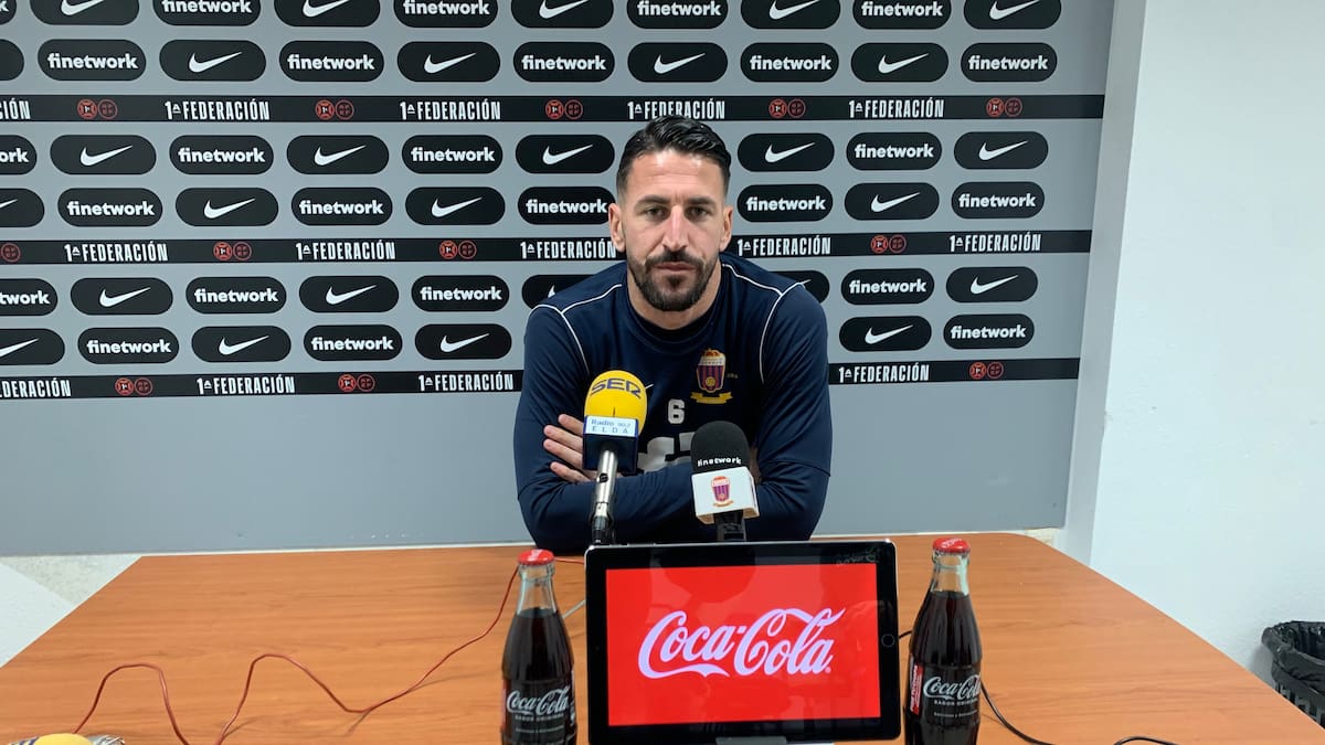 Fernando Pajarero, futbolista del Eldense, confía en su equipo para vencer al C. F. La Nucía