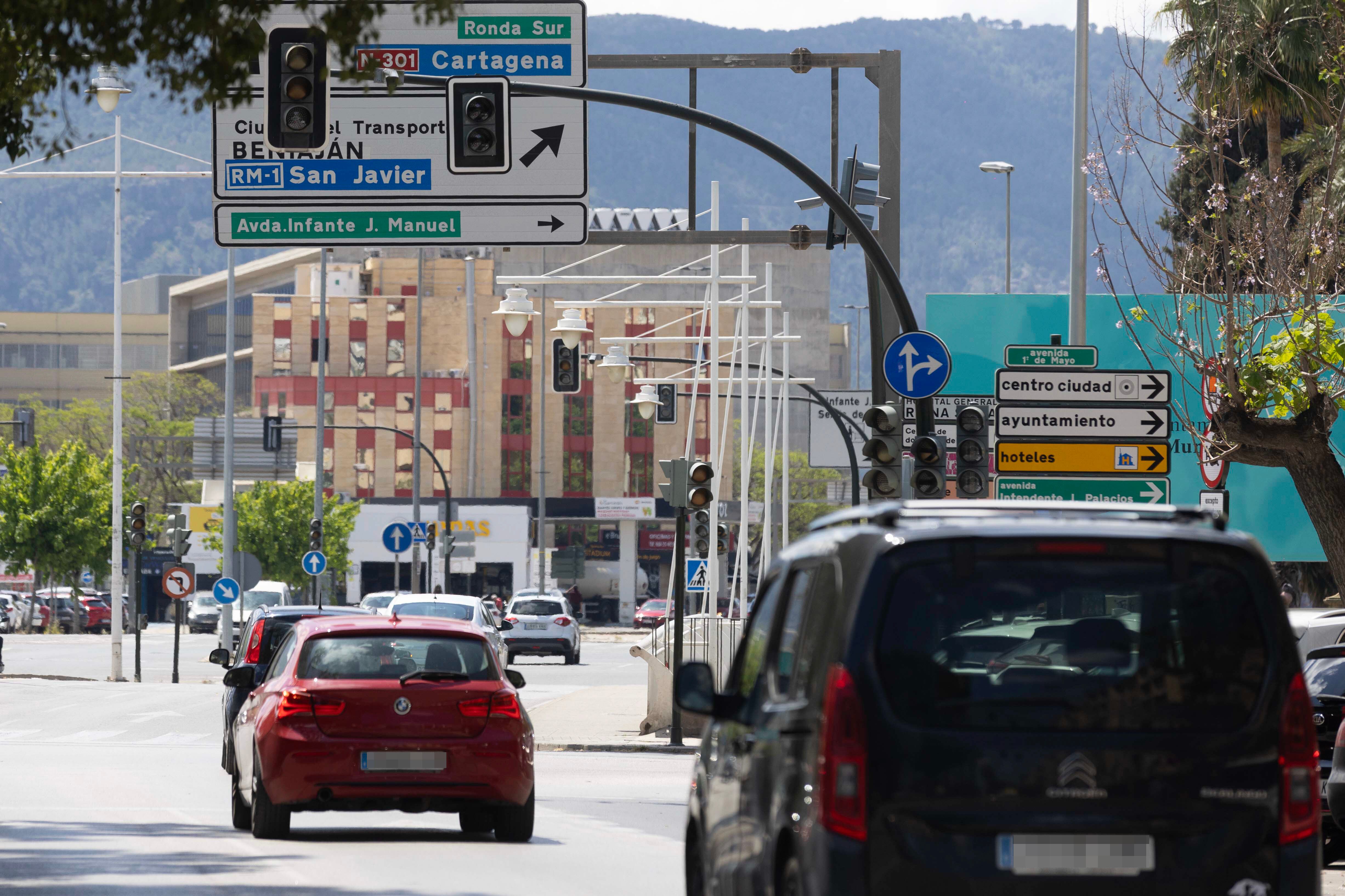 MURCIA, 28/04/2025.- Semáfaros apagados en toda la ciudad en la Avenida Primero de Mayo de Murcia, este lunes, durante un apagón. EFE/Marcial Guillén
