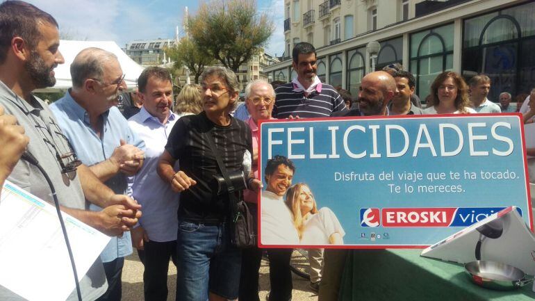 José Luis de la Serna, en el centro y vestido de negro, ganador del concurso de tortillas de Hoy por Hoy Gipuzkoa.