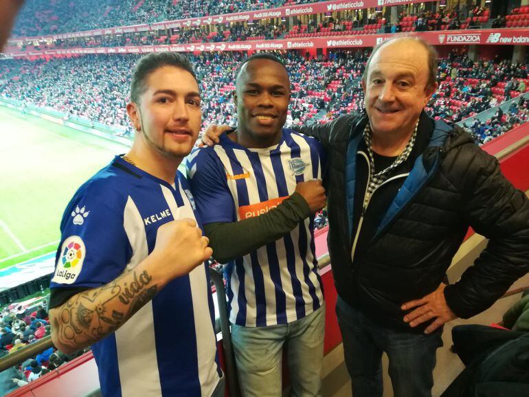 Natxo Mendoza (en el centro) estuvo el domingo en el derbi de San Mamés.