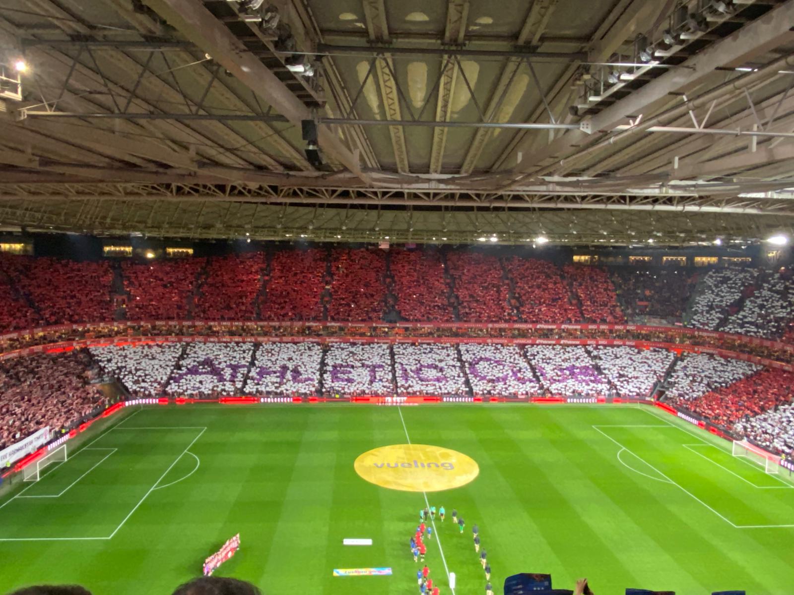 Mosaico conmemorativo del 8M en la grada de San Mamés antes del inicio del Athletic-FC Barcelona