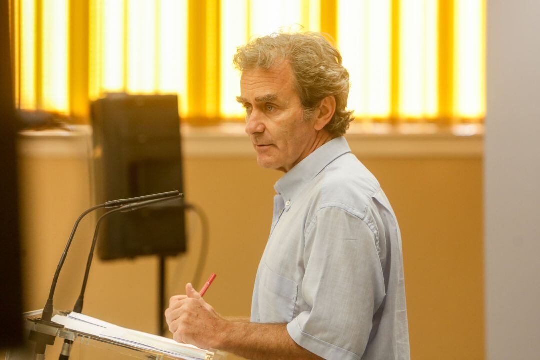 El director del Centro de Coordinación de Alertas y Emergencias Sanitarias (CCAES), Fernando Simón, atiende a las preguntas de los periodistas