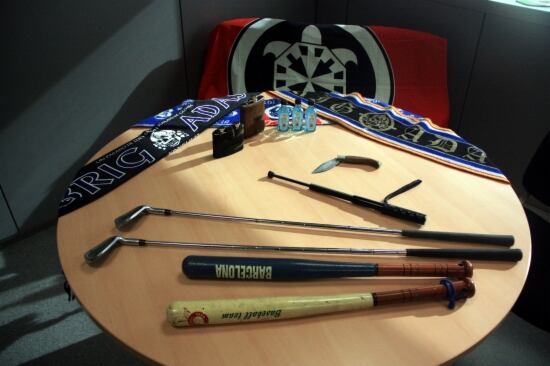 Objectes que els Mossos d&#039;Esquadra han requisat a aficionats ultres de l&#039;Espanyol: bats de beisbol, pals de golf, una porra extensible, una navalla, banderes neonazis...