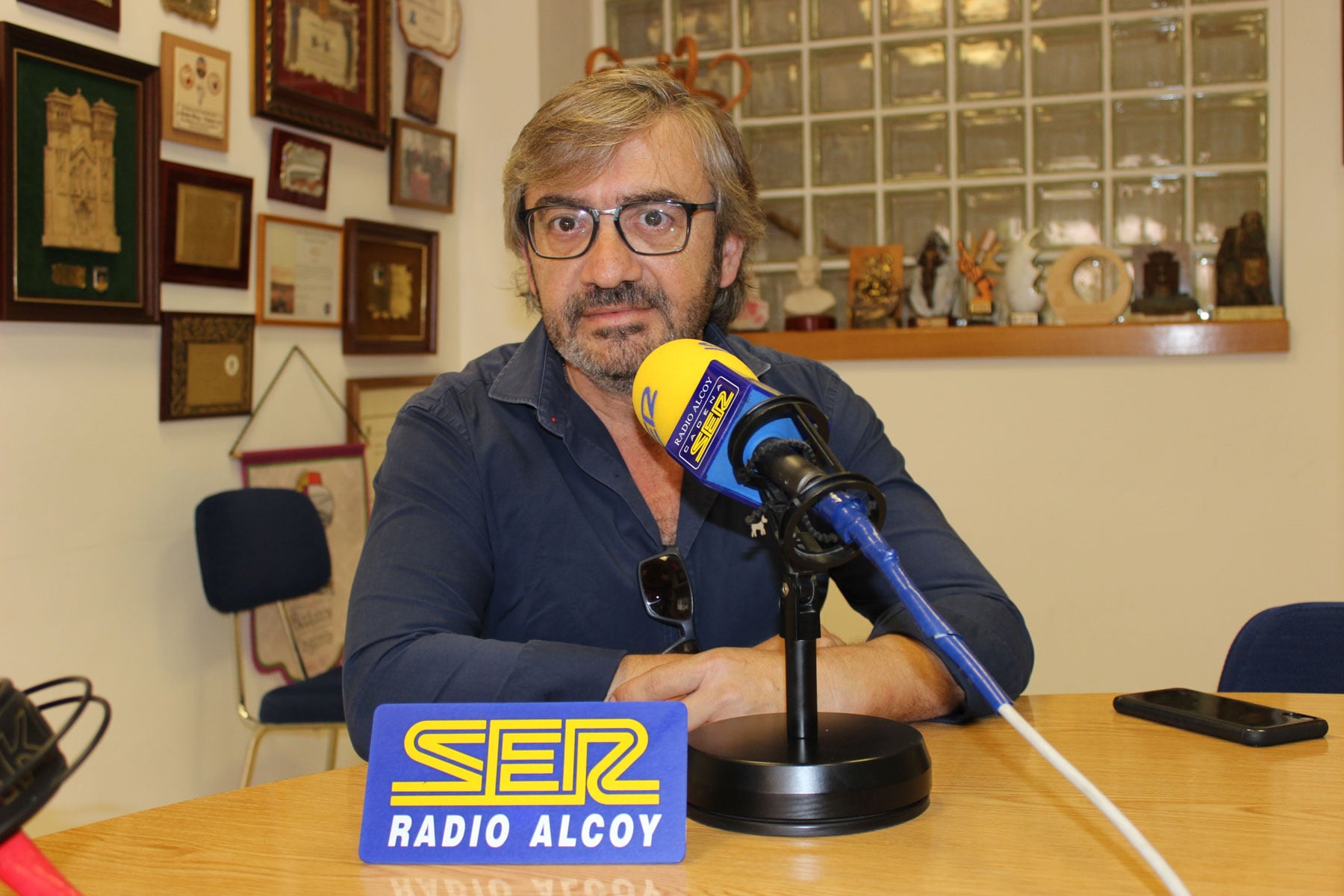 Javier Sendra, alcalde de Planes, en el estudio central de Radio Alcoy