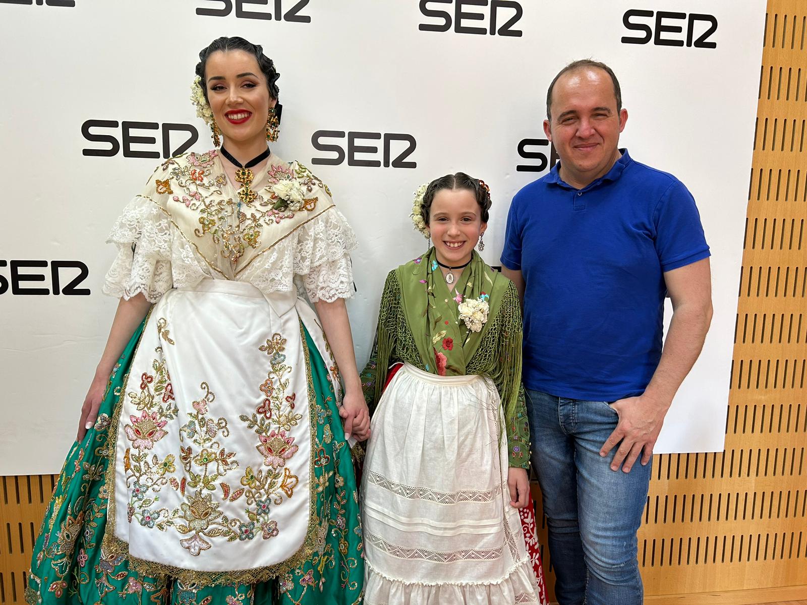 Juan Pablo Hernández, presidente de la Federación de Peñas Huertanas, junto con otros miembros de la federación han acompañado a las nuevas Reinas de la Huerta en su visita a Radio Murcia