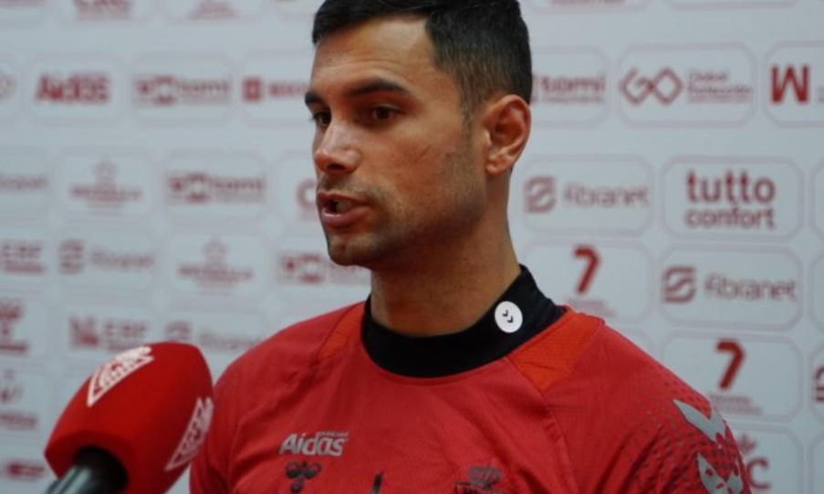 Miguel Serna atendiendo a los medios