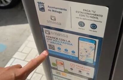 Parquímetro del SARE de Málaga en el que se señala dónde se detecta el timo con el QR falso (Cadena SER).
