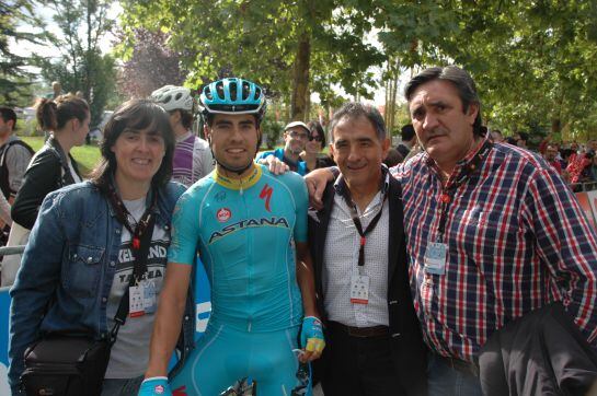 Mikel Landa con unos amigos en la salida de la etapa Vitoria-Alto Campoo.