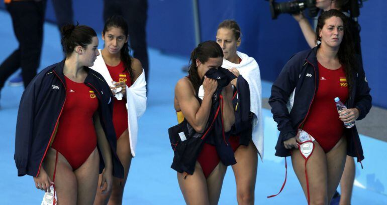 Las jugadores españolas Paula Leitón, Mati Ortiz, Anna Espar, Marta Bach, y Maica García (i-d) se dirigen a los vestuarios tras perder ante EEUU en el partido de cuartos de final que ambas selecciones han disputado en los Mundiales de natación que se cele