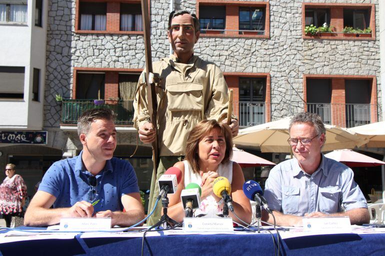 Els cònsols de la capital amb el cap de l'àrea de cultura del comú presentant a la plaça Guillemó els actes de la Festa Major d'enguany.