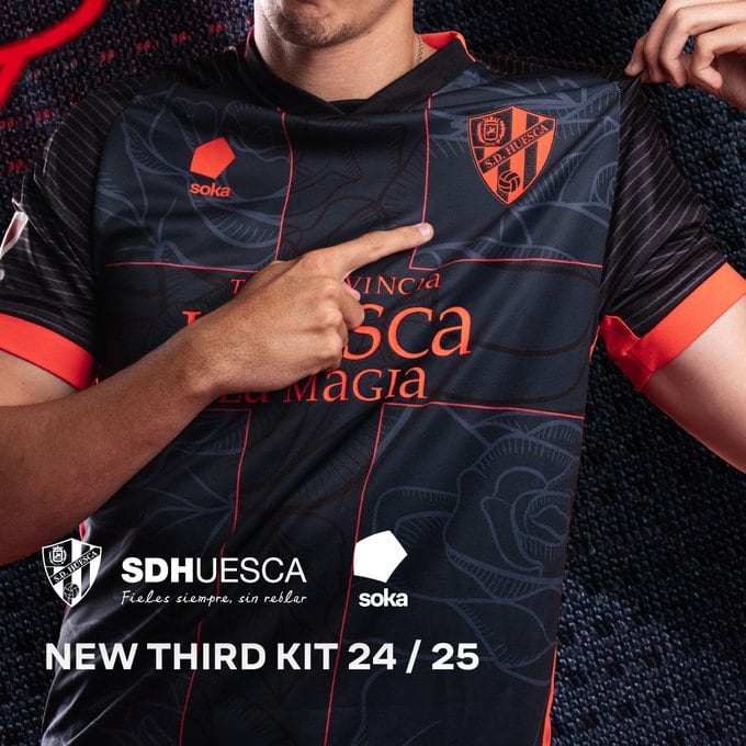 La SD Huesca presenta la Cruz de San Jorge como tercera equipación para la temporada