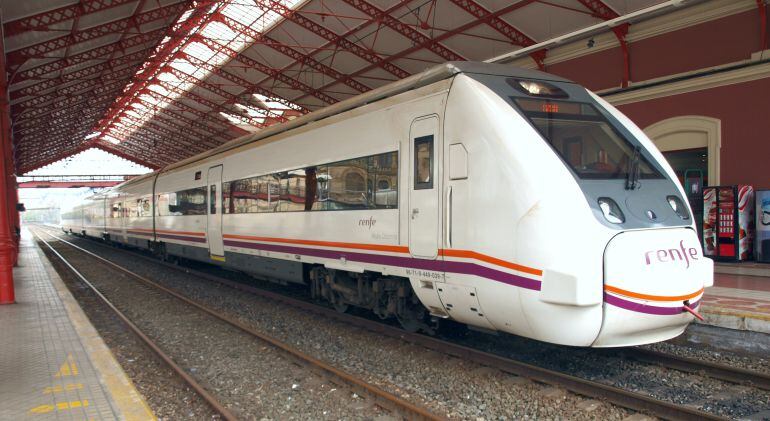 Un tren estacionado en la Estación del Norte