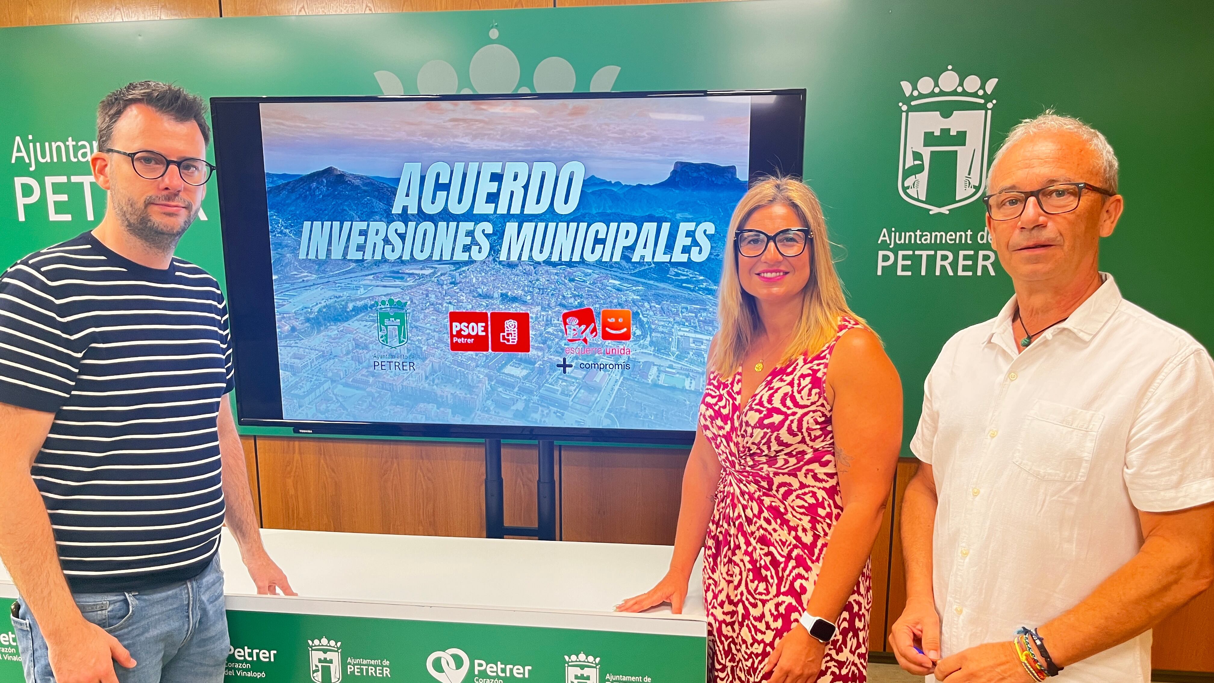 Fernando Portillo, portavoz del PSOE de Petrer; Irene Navarro, alcaldesa de Petrer; y Rafa Masiá, portavoz de EU - Compromís Petrer