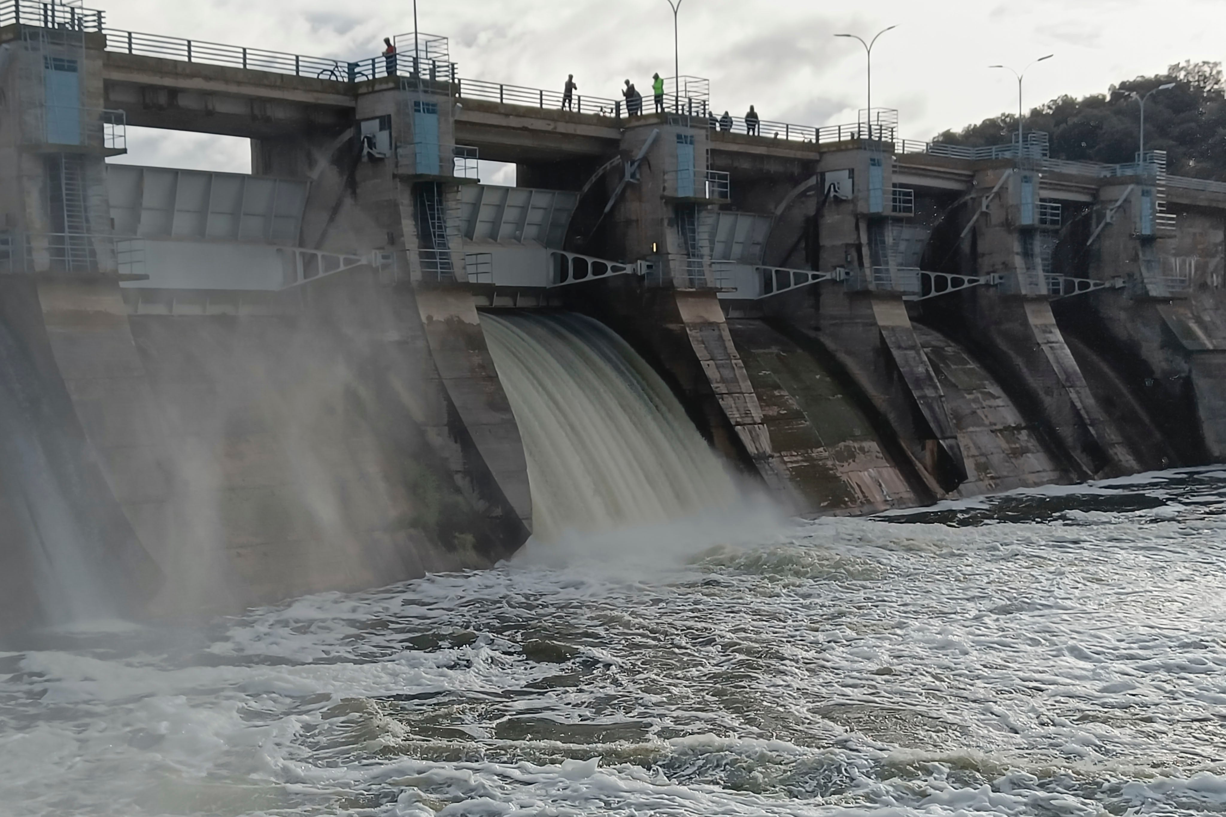 FOTODELDIA CIUDAD REAL, 08/02/2026.- Vista tomada este domingo del embalse de El Vicario (Ciudad Real). Los embalses de la provincia de Ciudad Real se han convertido este domingo en un punto de atracción para cientos de personas que, ante la tregua de las borrascas atlánticas, se han acercado a observar el desembalse de varias presas que han alcanzado su máxima capacidad tras las lluvias. Uno de los ejemplos más destacados es el embalse de El Vicario, situado sobre el río Guadiana, que es una de las cinco presas de la provincia que en la actualidad vierte agua después de haberse llenado por completo, lo que supone una imagen poco habitual que no se producía desde hace años y que ha despertado el interés de numerosos curiosos. EFE/Beldad