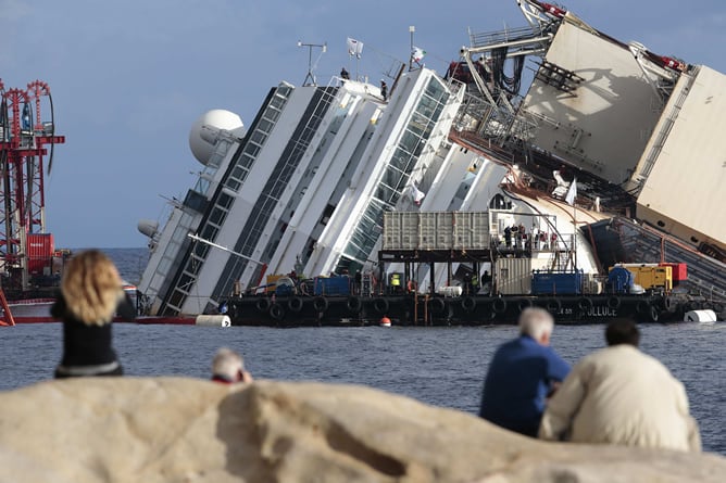 La expectación por la operación de reflote del crucero ha convocado a más de 500 periodistas procedentes de todo el mundo