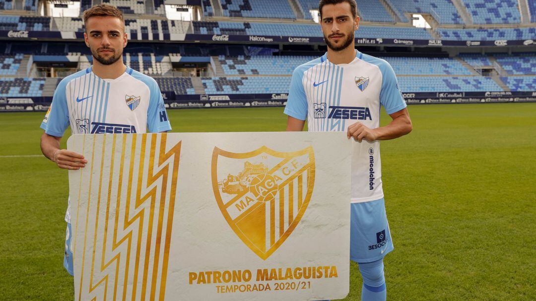 Ismael Casas y Luis Muñoz posan con el carné de Patrono Malaguista