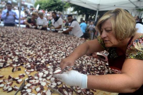 Una pulpeira, durante la elaboración de la tapa gigante de &quot;pulpo á feira&quot; (260 kilos) que se preparó en verano de 2013 en la plaza mayor de O Carballiño (Ourense).