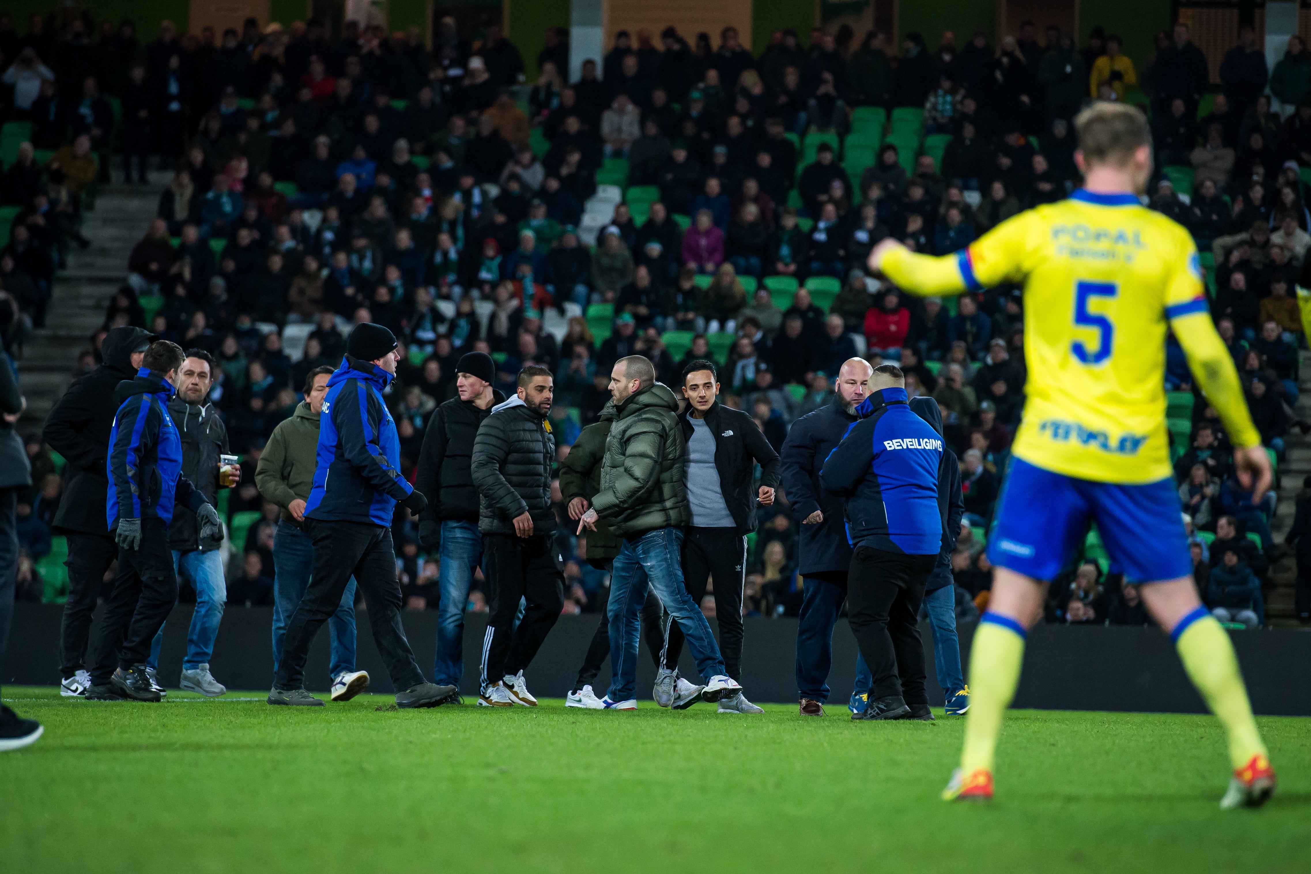 Hinchas del Groningen invaden el campo mientras los jugadores se marchan a los vestuarios