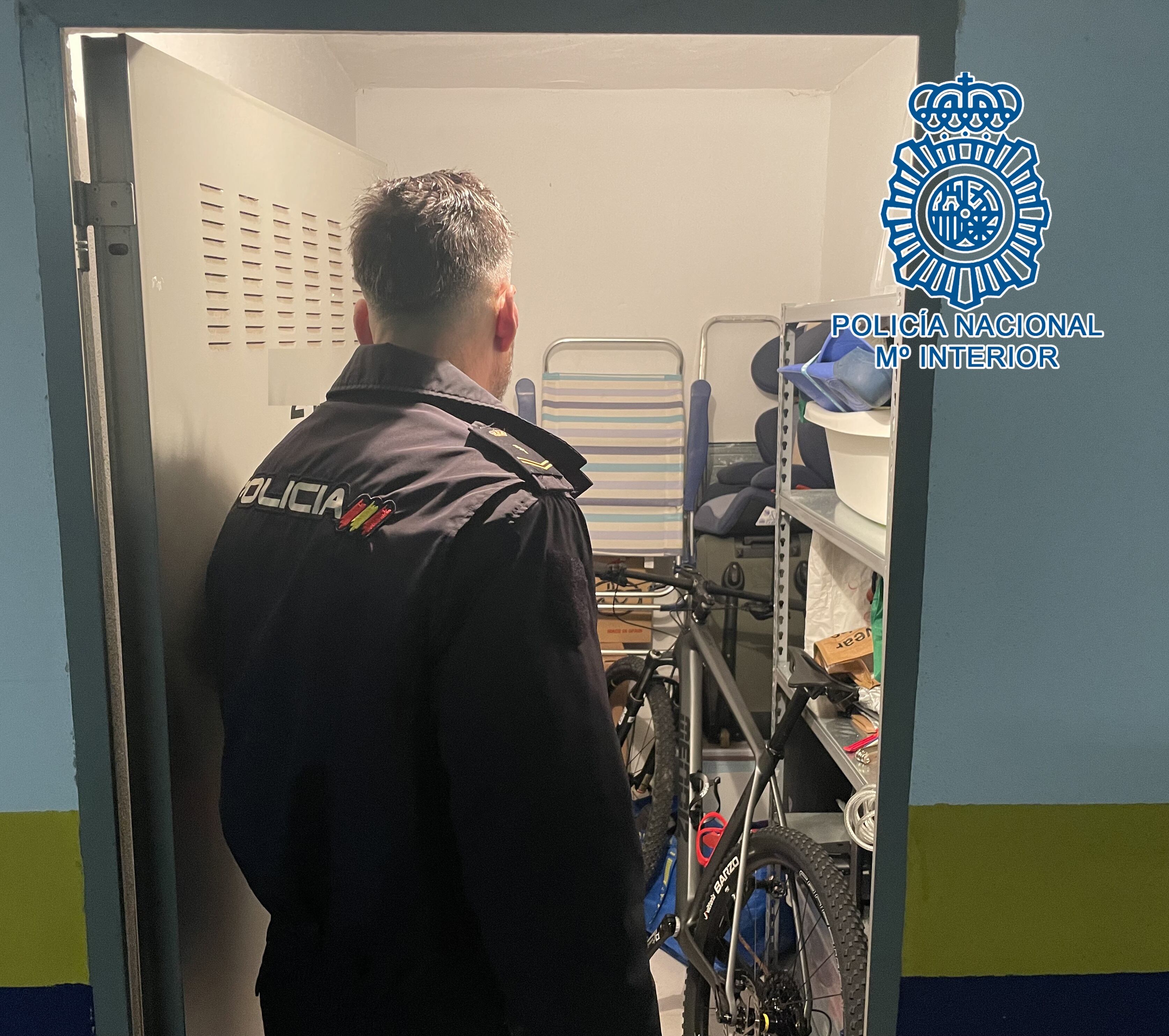 Un agente en uno de los trasteros