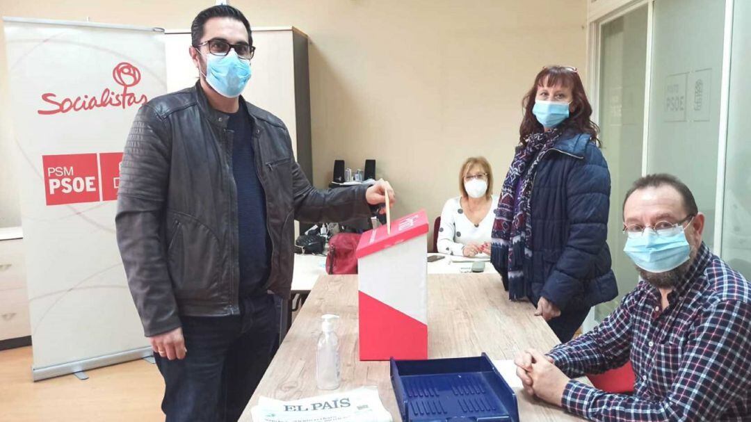 Diego Ortiz (i), alcalde de Pinto y Secretario General del PSOE en la localidad, durante la votación entre la militancia socialista de este domingo.