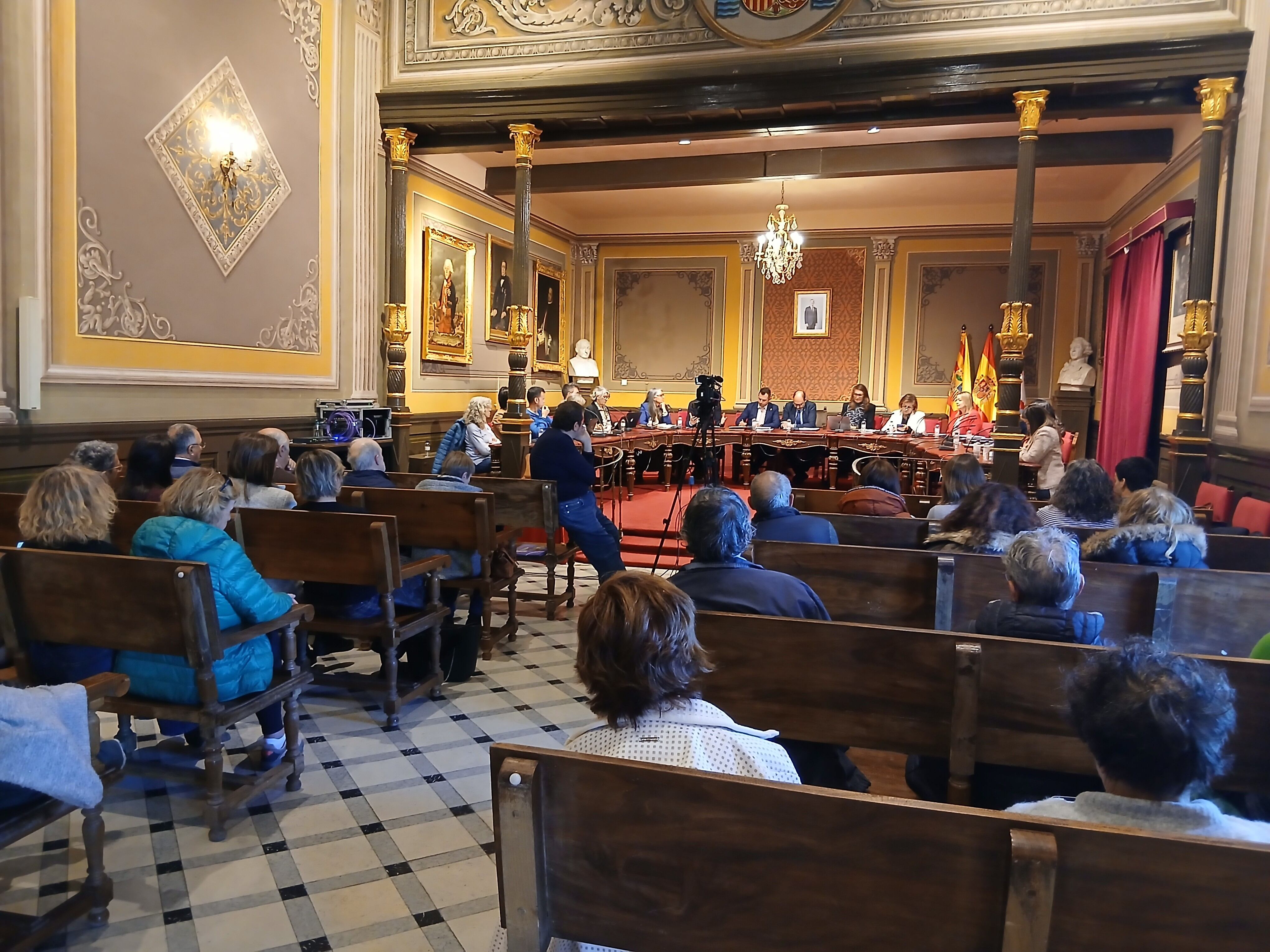 Numeroso público acudió al pleno municipal de Barbastro
