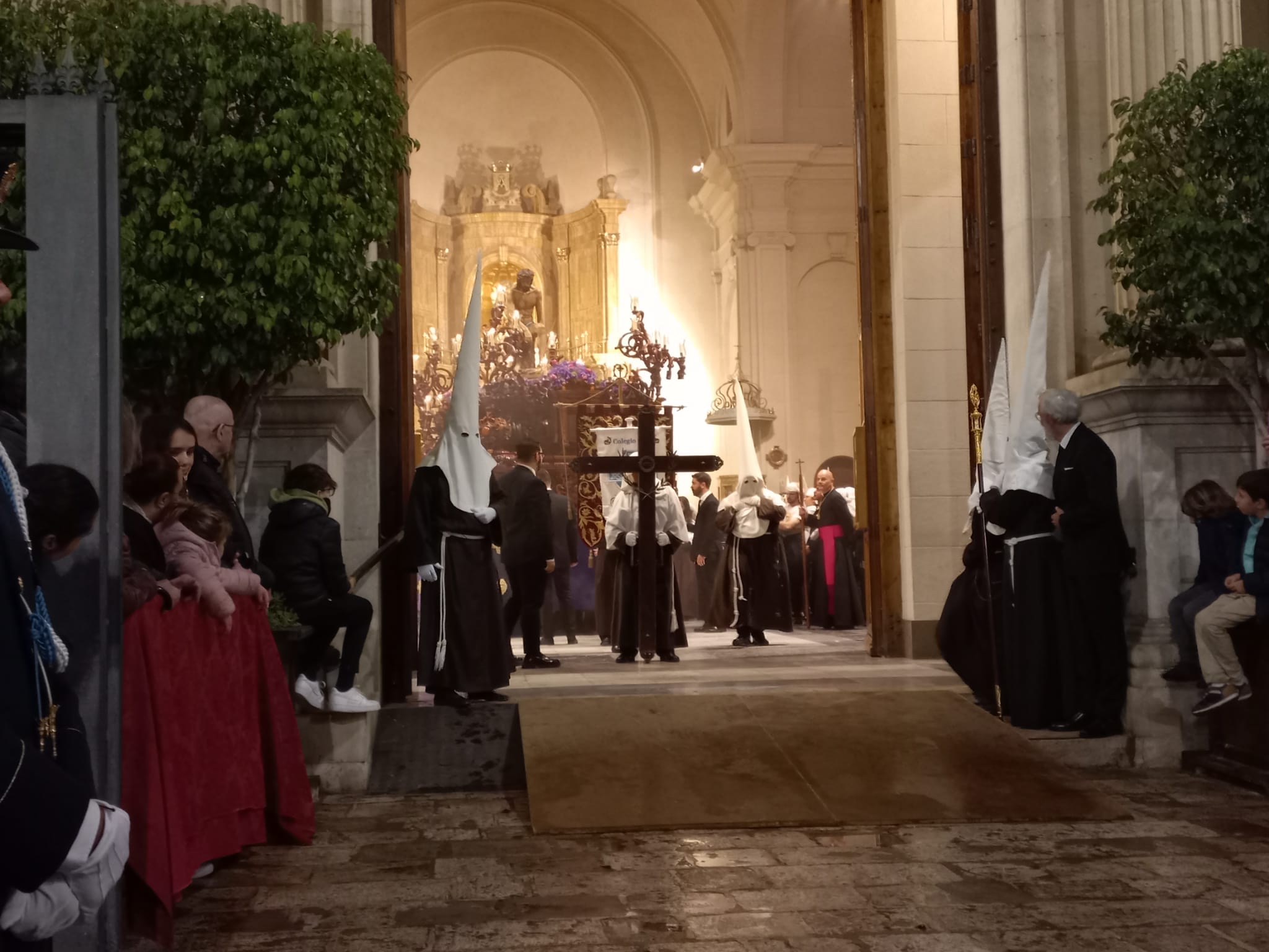 El Cristo de la Humildad y la Paciencia y Nuestra Señora de la Lágrimas a punto de salir desde Nuestra Señora de Gracia, aunque finalmente ha tenido que desistir por la lluvia