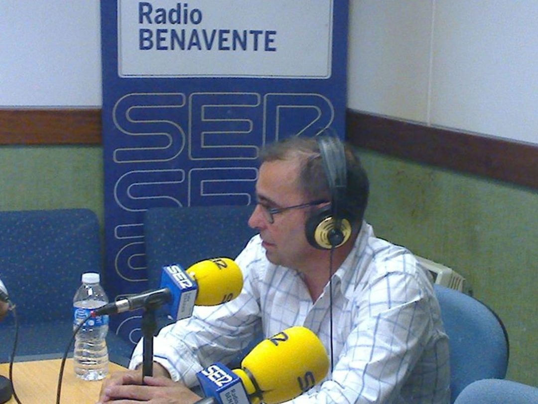 El concejal Fernando Marcos en los estudios de Radio Benavente