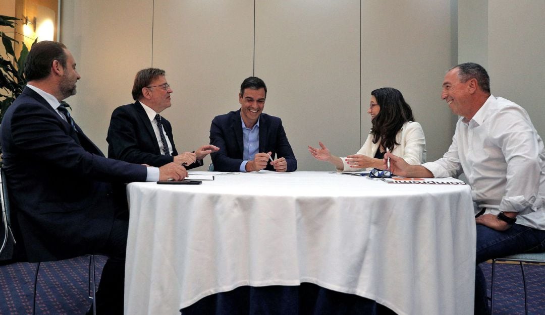 El secretario general del PSOE y presidente del Gobierno en funciones, Pedro Sánchez (centro), acompañado del president de la Generalitat y secretario general del PSPV-PSOE, Ximo Puig (2º izqda), y el secretario de Organización del PSOE y ministro de Fomento en funciones, José Luis Ábalos (izqda), se reúne en València con la vicepresidenta del Gobierno valenciano, Mónica Oltra, y el diputado de Compromís en el Congreso, Joan Baldoví.