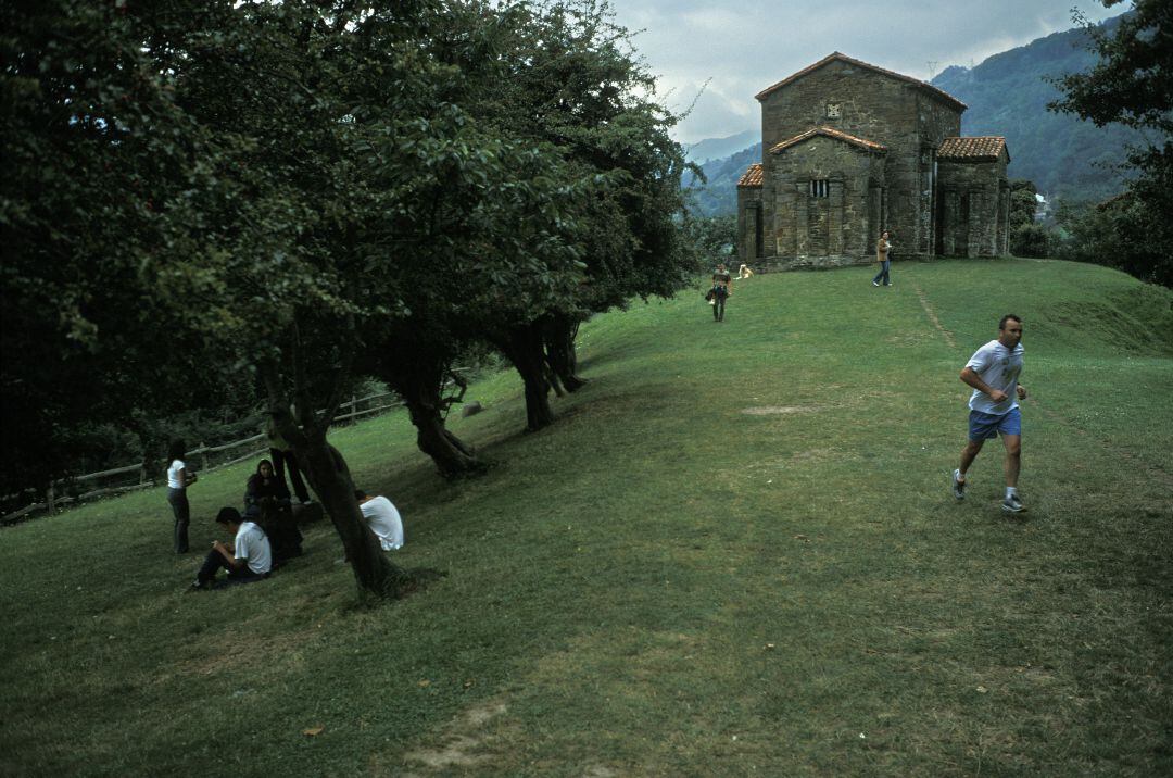 Gente paseando y haciendo deporte en Santa Cristina de Lena.