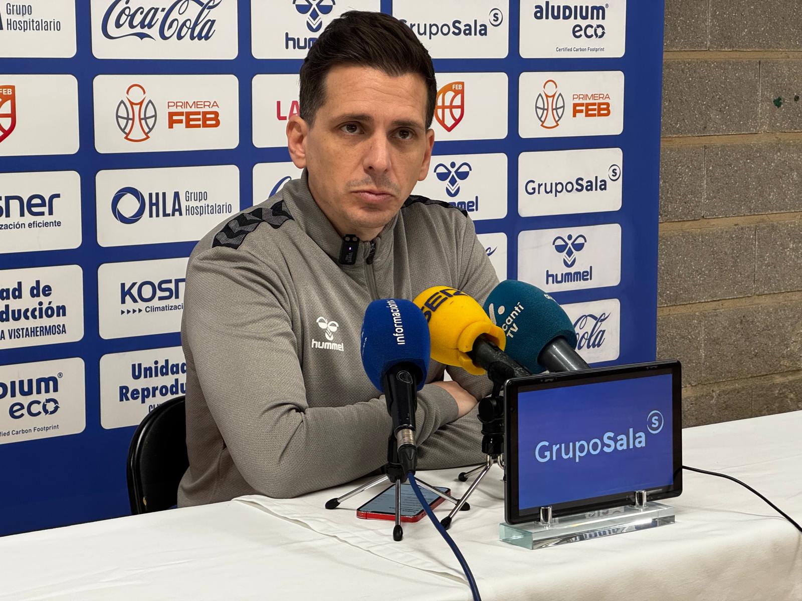 Rubén Perelló, técnico del HLA Alicante, en rueda de prensa. Foto: Daniel Rodríguez
