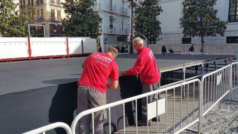 Dos trabajadores este jueves en la Plaza del Carmen de Granada