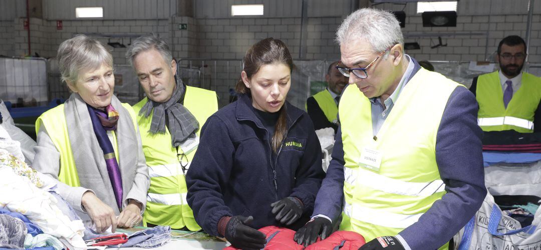 El consejero ha recordado que el reciclaje de ropa será obligatorio el año que viene