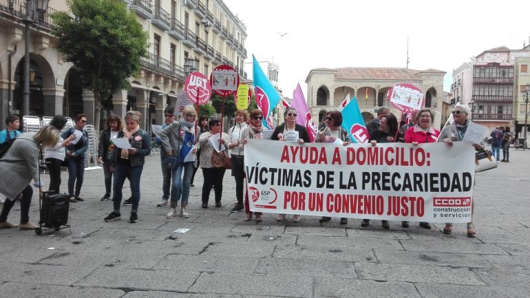 Concentración de las trabajadoras del servicio de ayuda a domicilio ante el Ayuntamiento de la capital