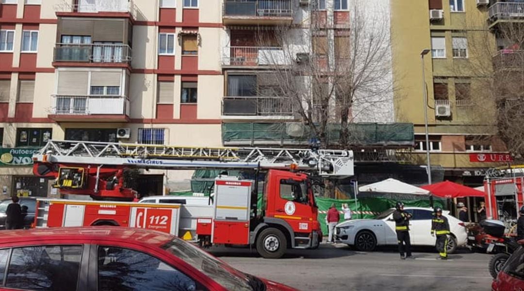 Los bomberos trabajan en la extinción del fuego en un piso de la Avenida Ruiz Jiménez.