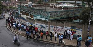 Cola de venezolanos esperando para votar. REUTERS/Tomas Bravo