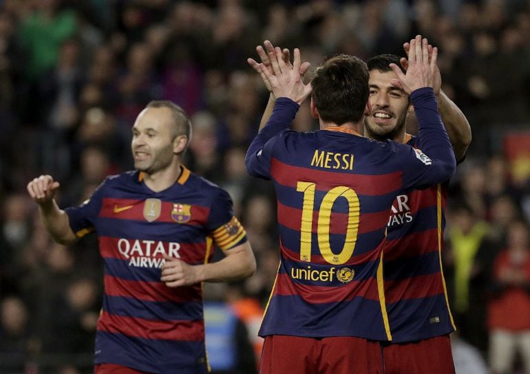 Messi y Suárez celebran el tercer gol del Barcelona.