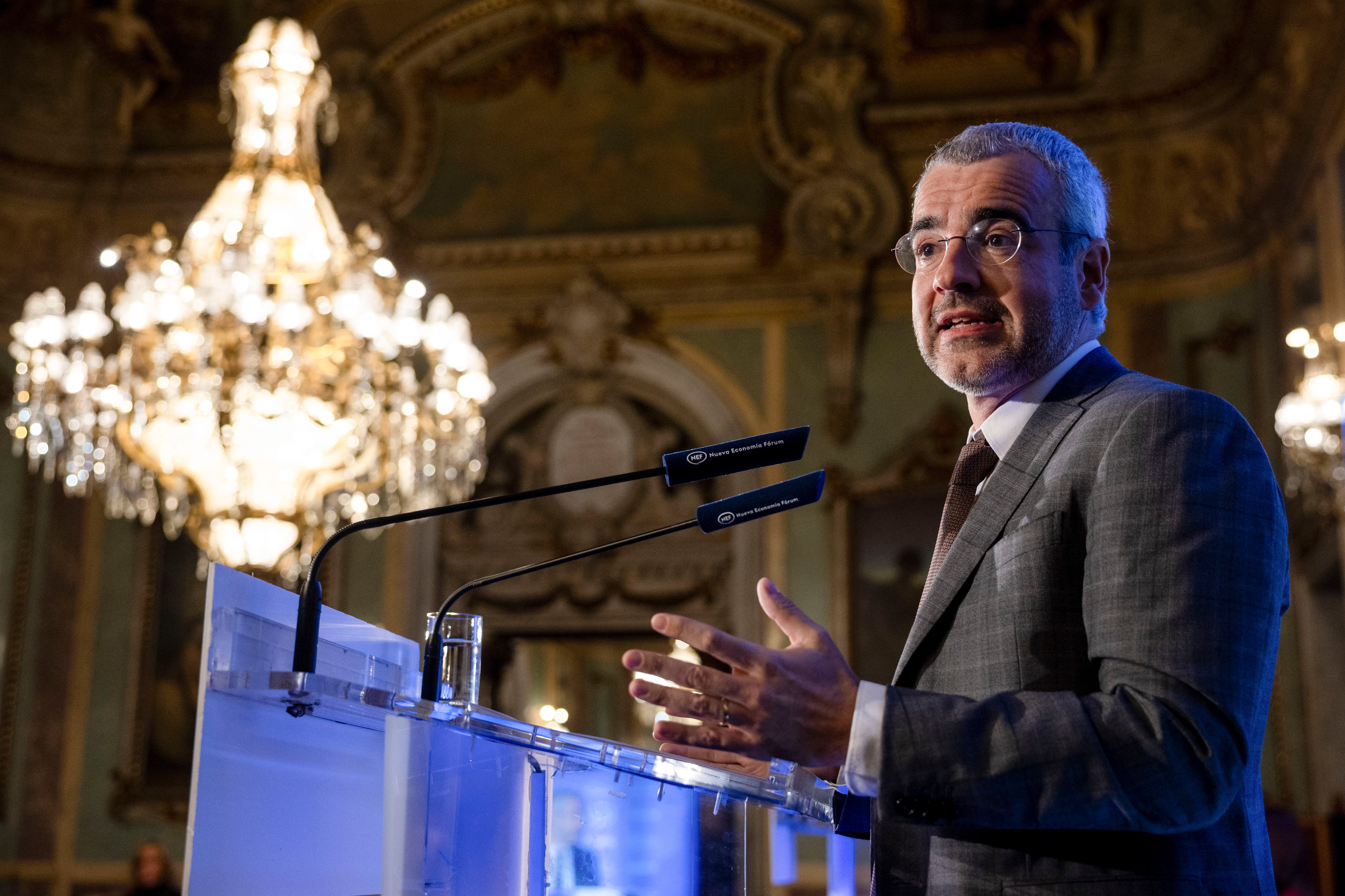 MADRID, 15/01/2026.- El presidente de Aena, Maurici Lucena, interviene este jueves en el Foro de la Nueva Economía, para dar cuenta de la tramitación de su plan de acción 2027-2031, que incluye el mayor volumen de inversiones aeroportuarias de la historia reciente de España, con alrededor de 13.000 millones de euros. EFE/ Daniel González