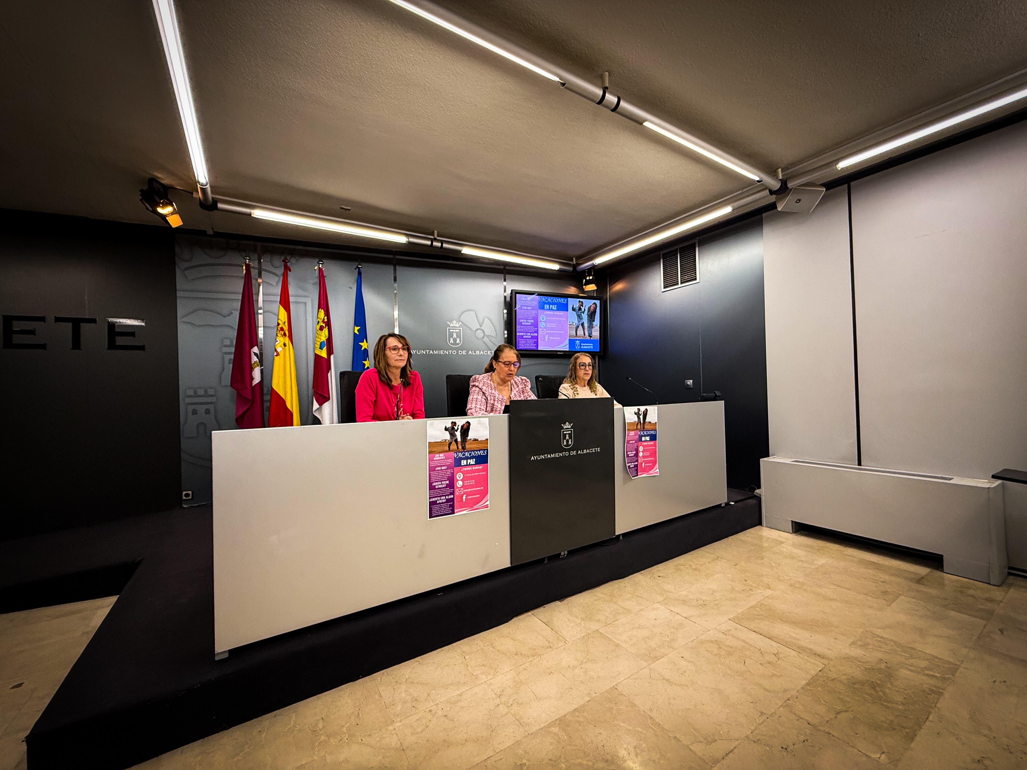 Presentación del programa 'Verano solidario con la infancia saharaui. Vacaciones en Paz 2025', en la sala de prensa del Ayuntamiento de Albacete.