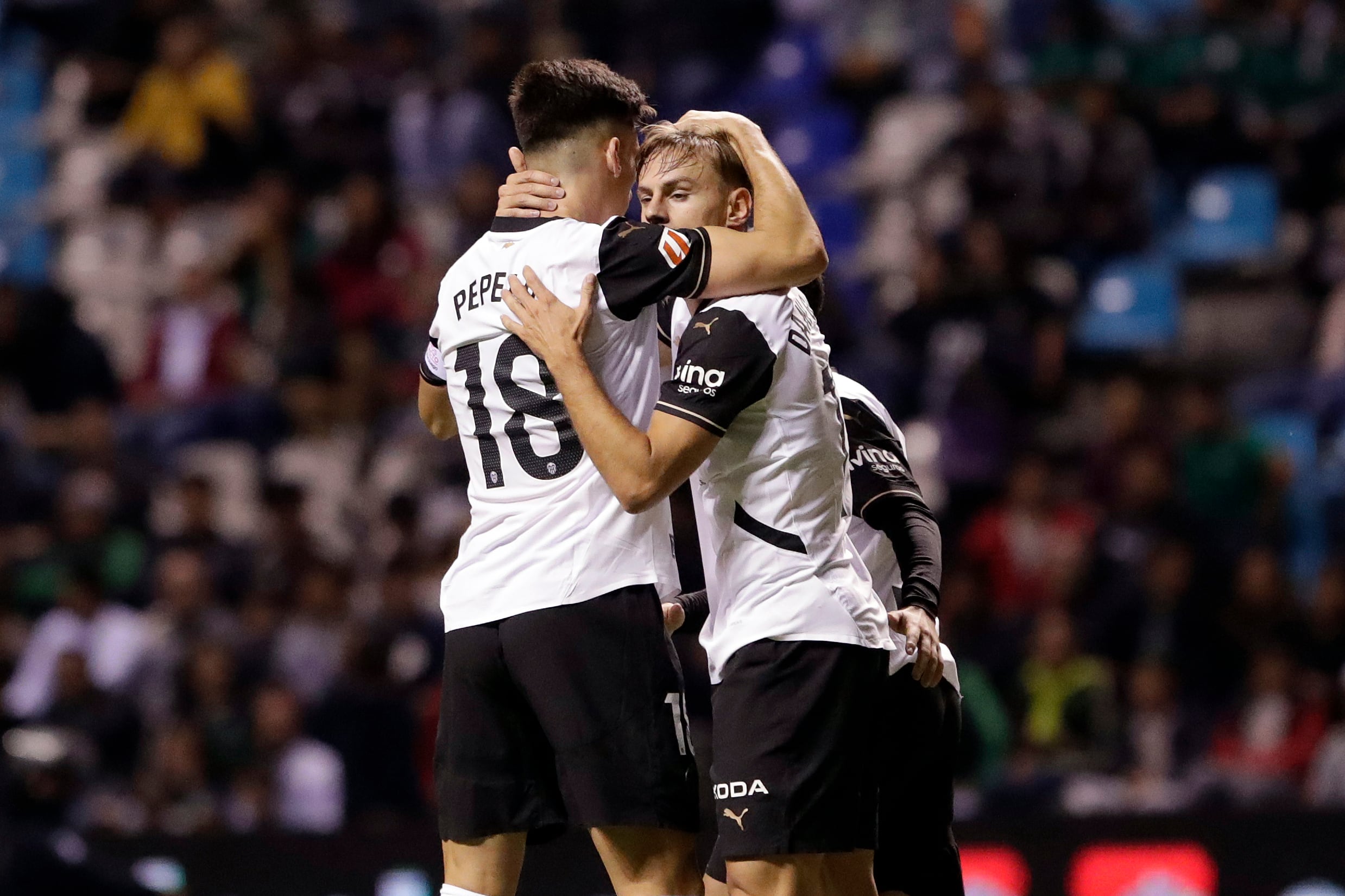 MEX1974. PUEBLA (MÉXICO), 12/10/2024.- José Luis Gracía (i) y Daniel Gómez (i) del Valencia FC celebran un gol ante México durante un juego amistoso este sábado, celebrado en el estadio Cuauhtémoc de la ciudad de Puebla (México). EFE/Hilda Ríos
