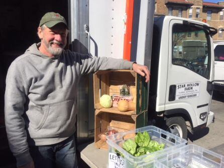 Randy, dueño de Star Hollow Farm, vende sus productos en un mercado local de Washington DC