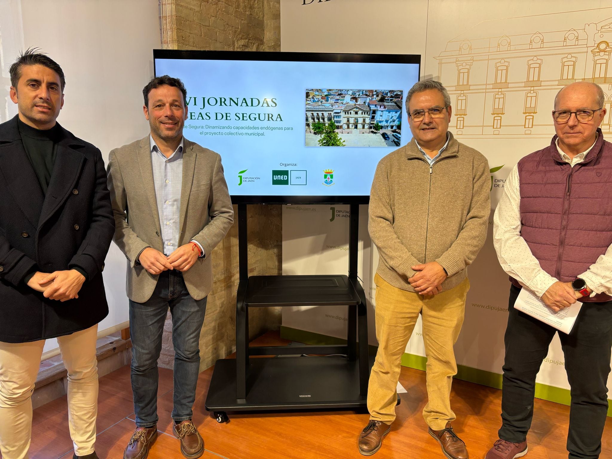 De izquierda a derecha; José Alberto Rodríguez, alcalde de Beas de Segura; Javier Perales, diputado de Agricultura; Manuel Valdivia, director de la UNED en Jaén y José Manuel Cerezo, coordinador de las jornadas.