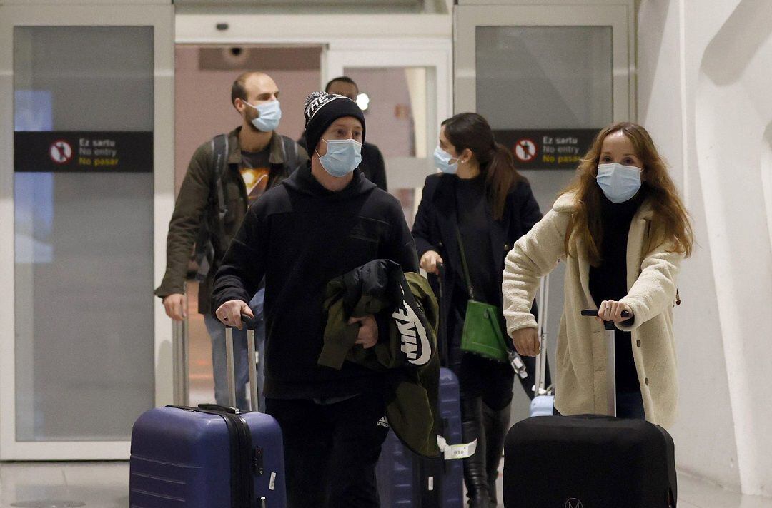 Varios viajeros llegan al aeropuerto de Bilbao procedentes del último vuelo de Londres