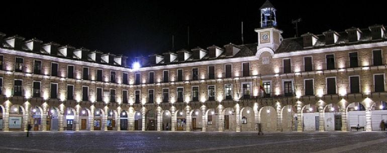 Imagen de la Plaza Mayor de Ocaña donde se quiere batir el &quot;Récord Guinness&quot; de personas jugando a la vez en exterior al tenis de mesa