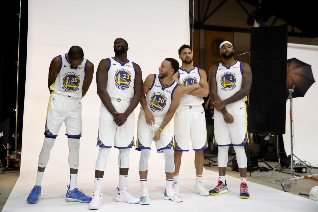 Media Day antes del comienzo de la NBA. Los Warriors posan con su presumiblemente equipo titular