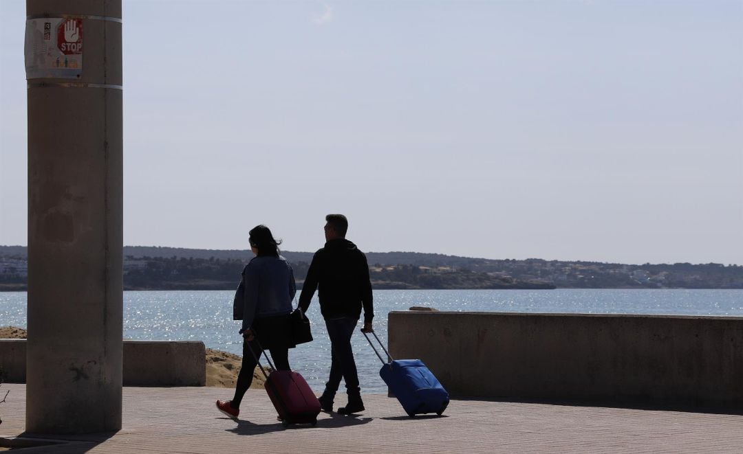 Turistas con sus maletas en Mallorca