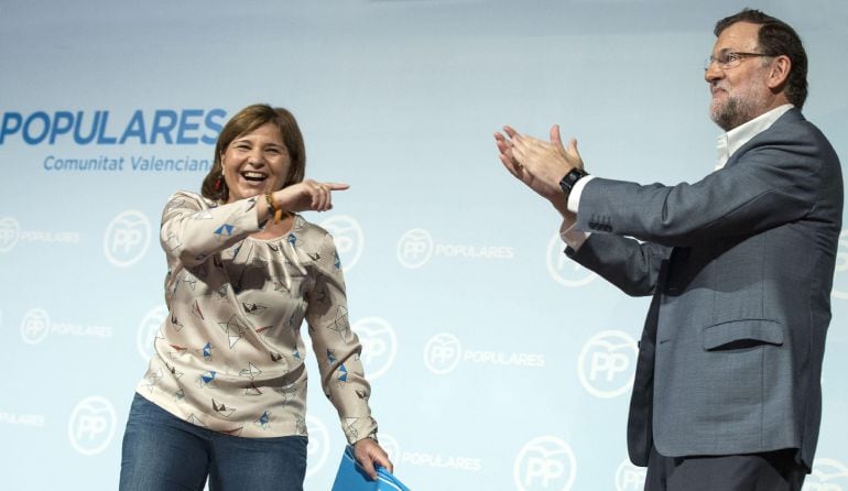 El presidente del Gobierno y del Partido Popular, Mariano Rajoy, junto a la presidenta del PP-CV, Isabel Bonig, durante la clausura de la jornada con la que la nueva dirección del PP valenciano inicia el curso político