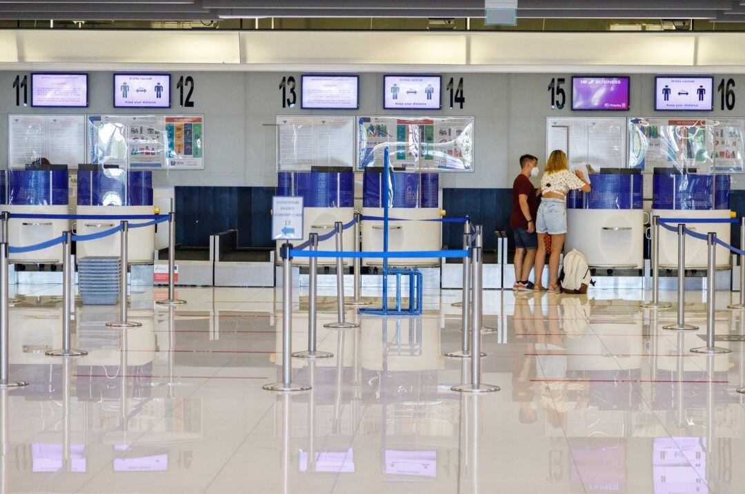 Pasajeros en el aeropuerto de Dubrovnik, en Croacia.