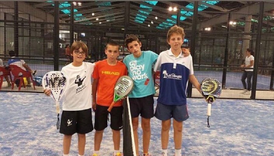 En el lado izquierdo de la pista, Noé Navaro, con gafas, junto a su compañero. En el campo contrario, Arturo Coello y Mike Yanguas. 